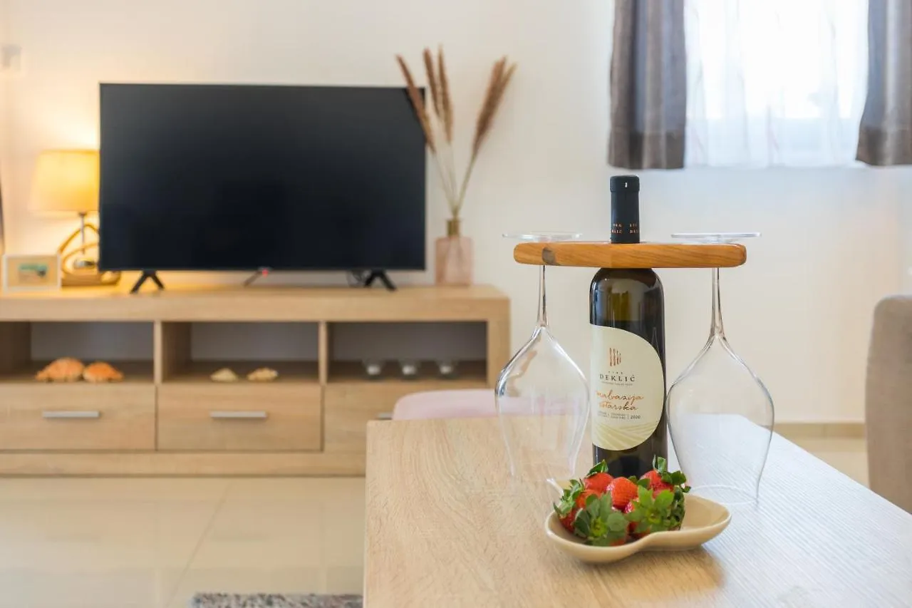 D&D, New City Apartment With Parking Pula Croatia