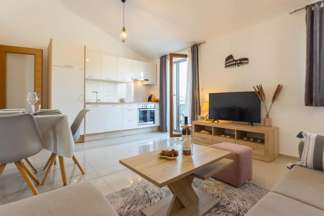 D&D, New City Apartment With Parking Pula