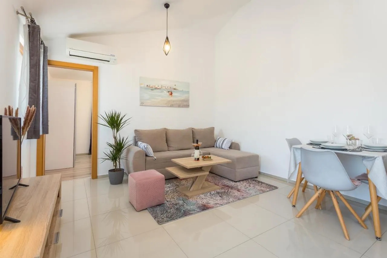D&D, New City Apartment With Parking Pula