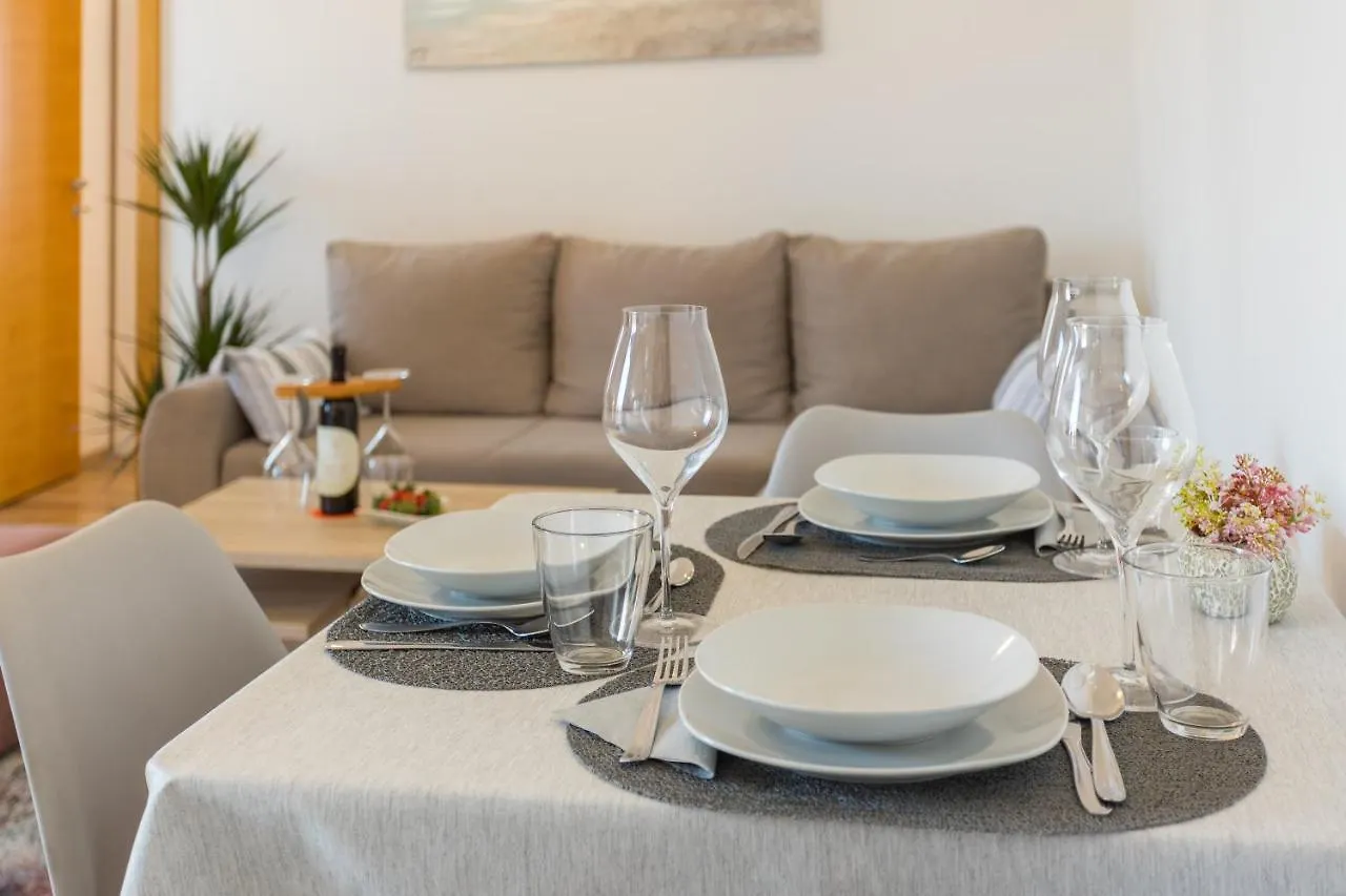 D&D, New City Apartment With Parking PUY 0*,