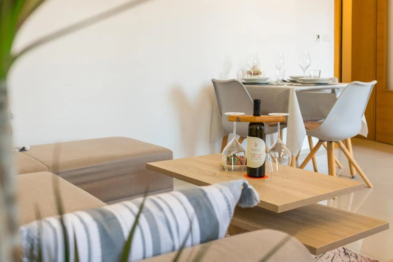 D&D, New City Apartment With Parking Pula