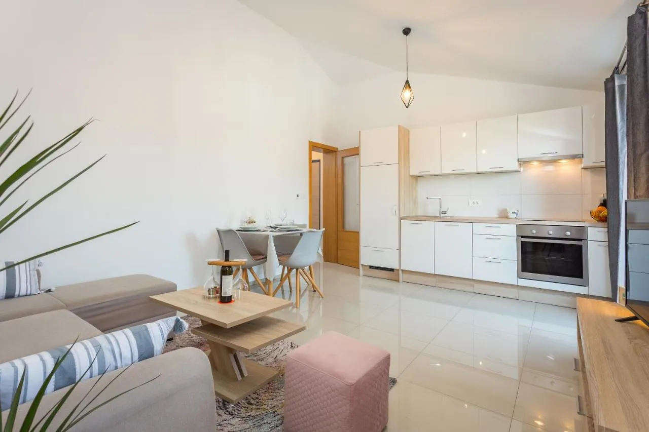 D&D, New City Apartment With Parking Pula